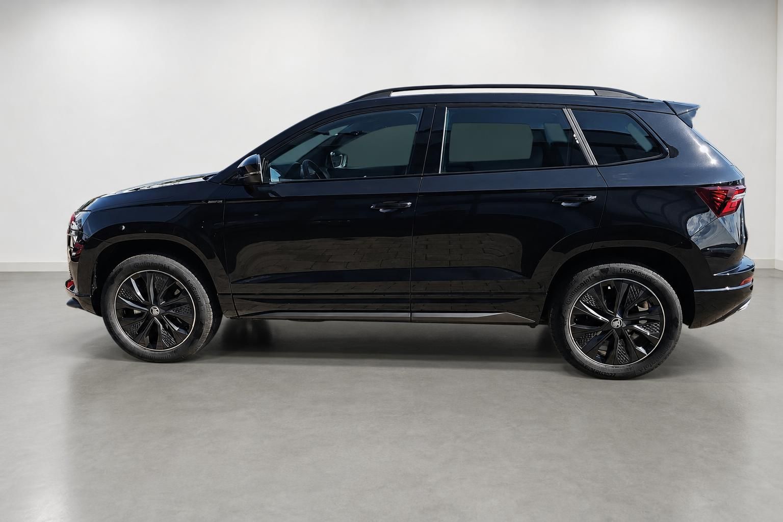 Schwarzer Skoda Kodiaq SUV Seitenansicht im Autohaus Studio