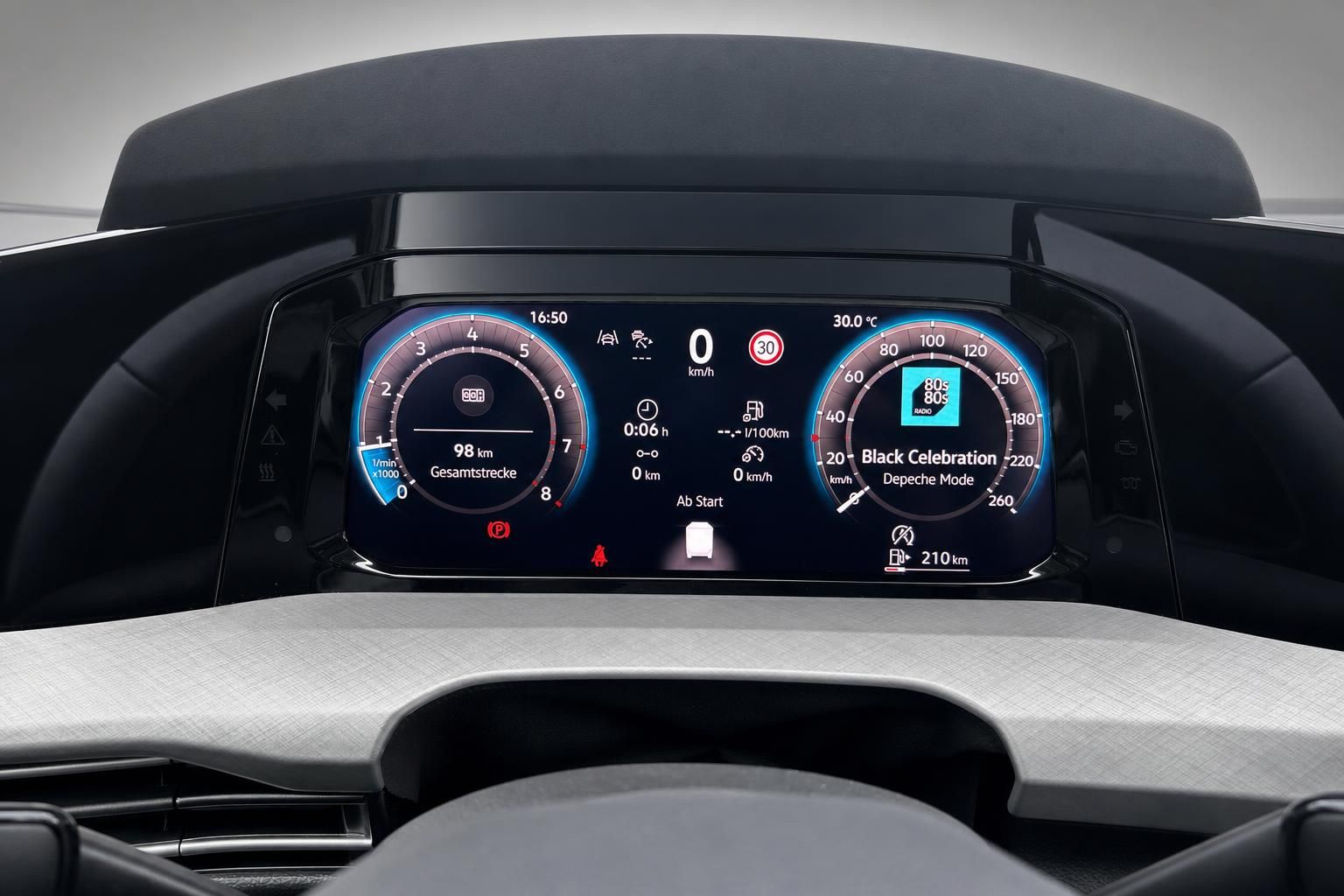 Digitales Kombiinstrument mit Tacho und Radioanzeige im VW Cockpit