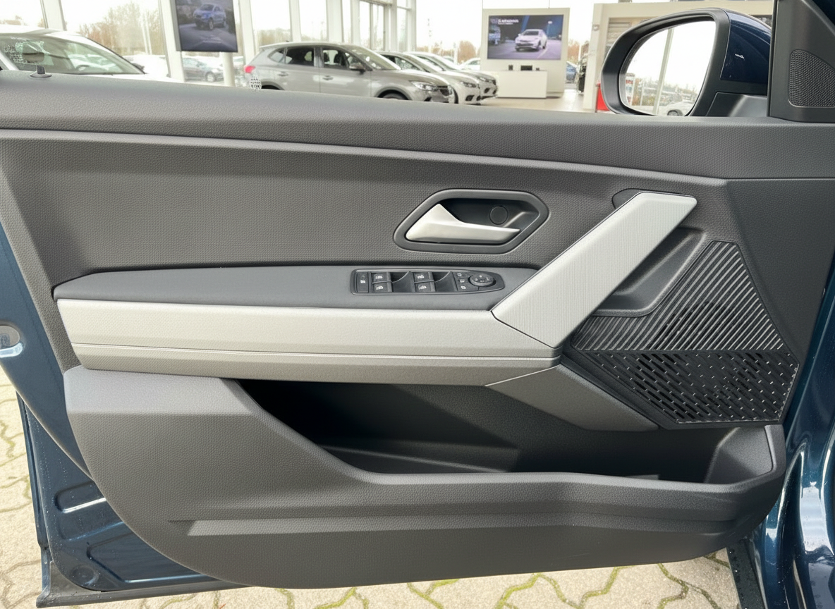 Fahrzeugtür Innenansicht mit Fensterheber, Armauflage und Lautsprecher – modernes Fahrzeuginterieur