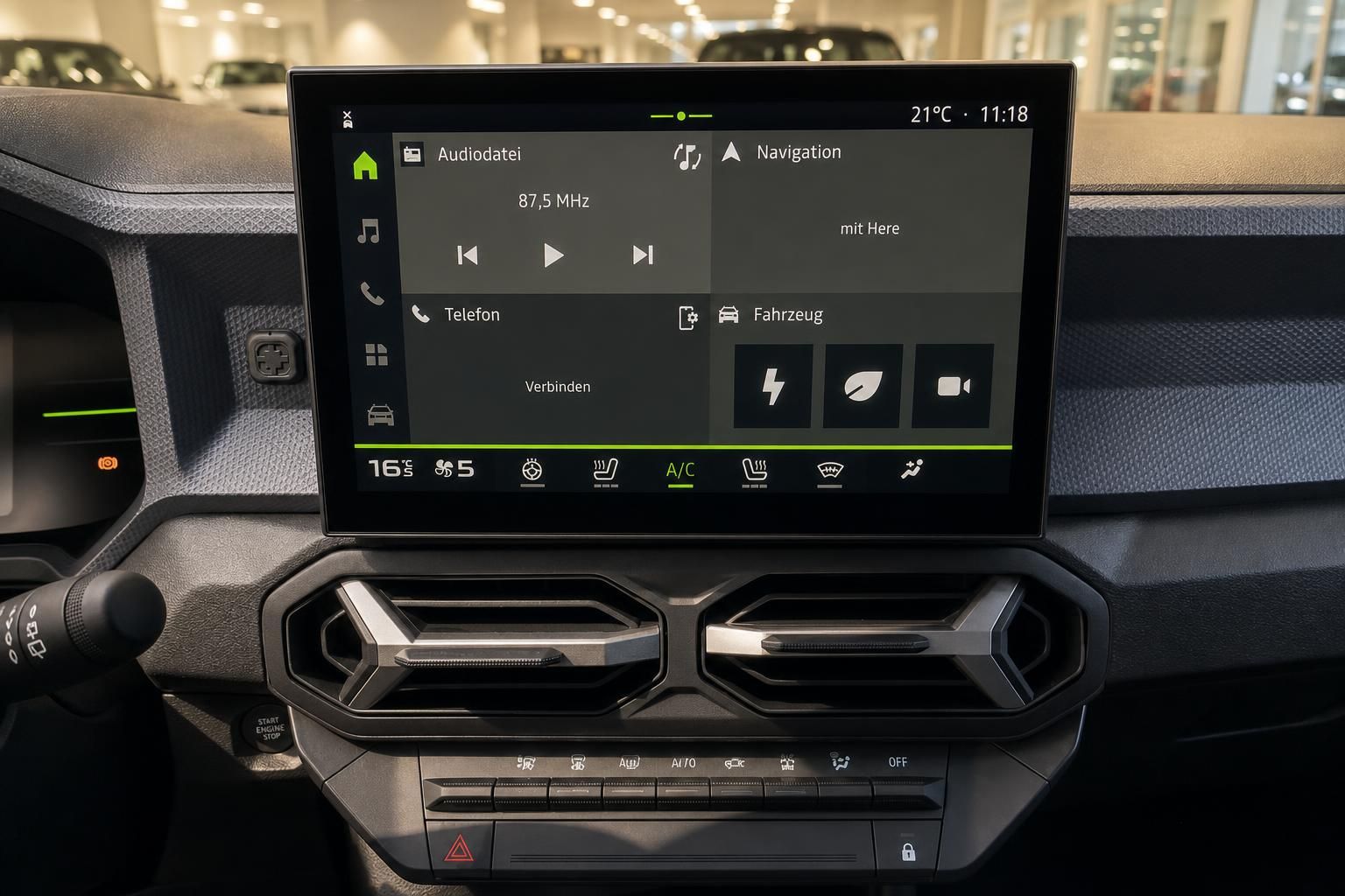 Fahrzeug Infotainment-Display mit Navigation, Audio und Klimasteuerung im Innenraum