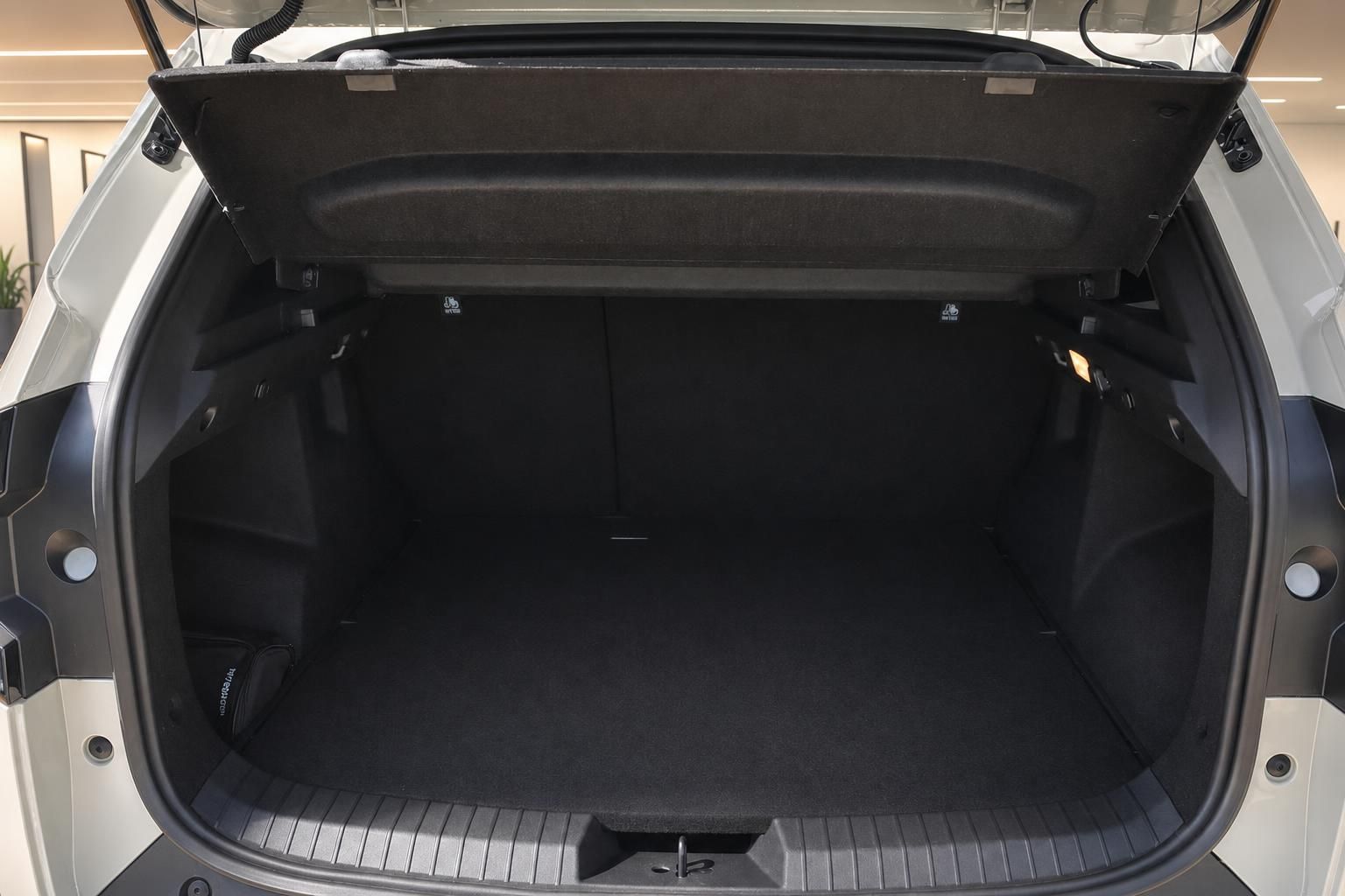 Geräumiger Kofferraum eines SUV mit aufgeklappter Heckklappe und schwarzem Teppichboden