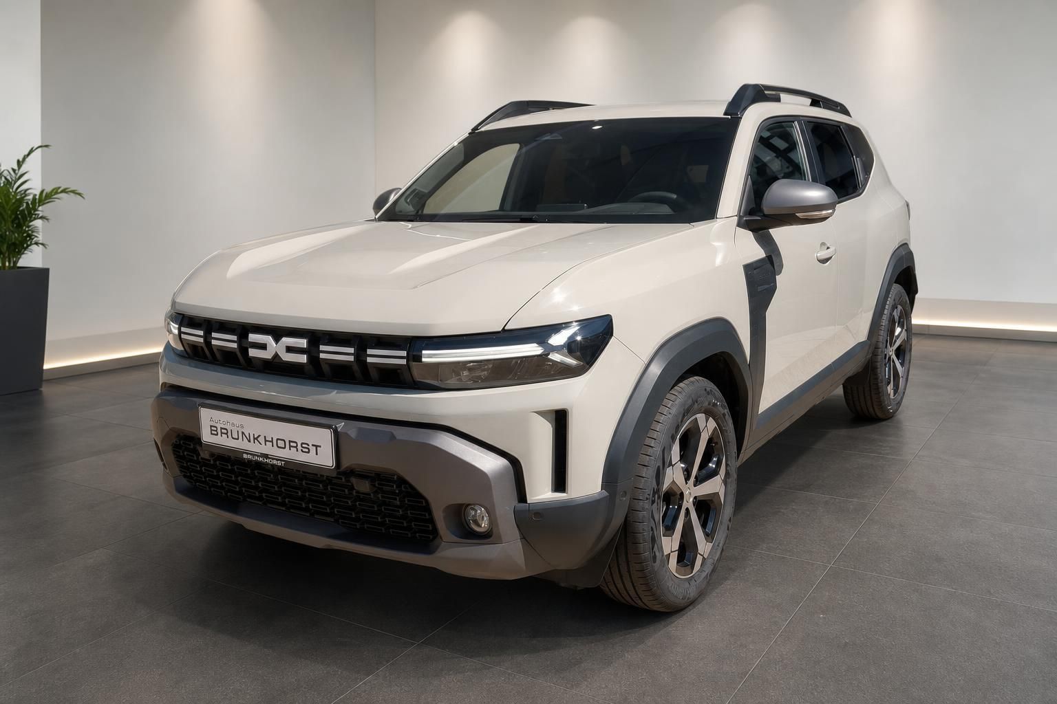 Dacia Duster Hybrid beige Frontansicht schräg im Autohaus Brunkhorst
