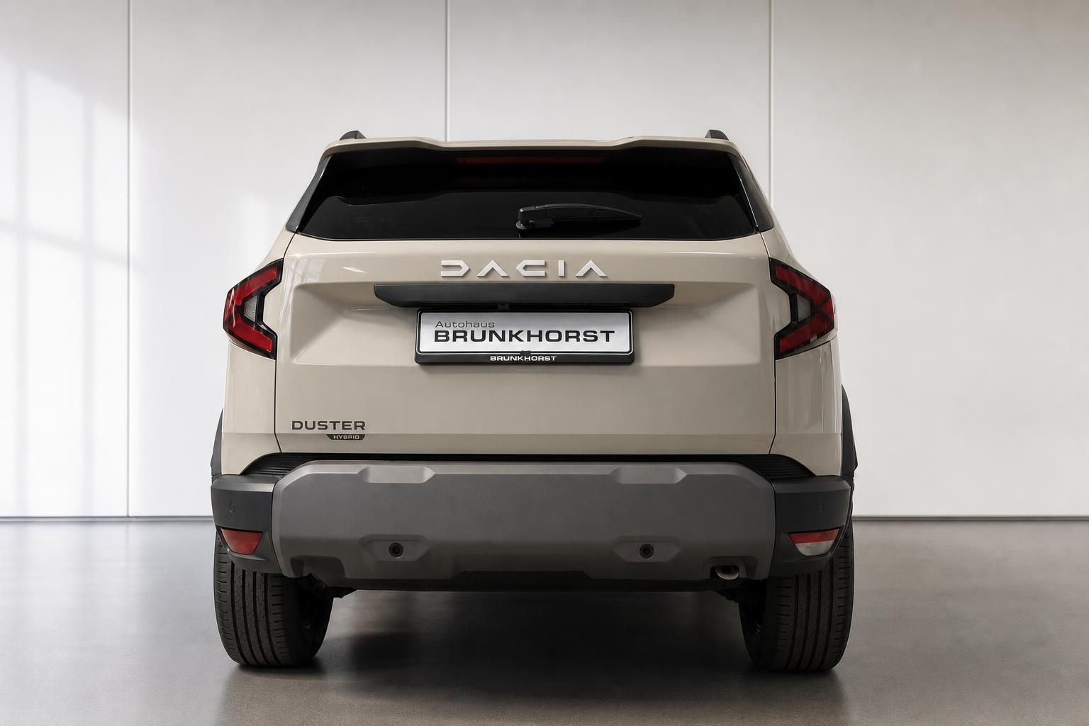 Dacia Duster Hybrid beige Heckansicht im Showroom – Duster Hybrid Schriftzug