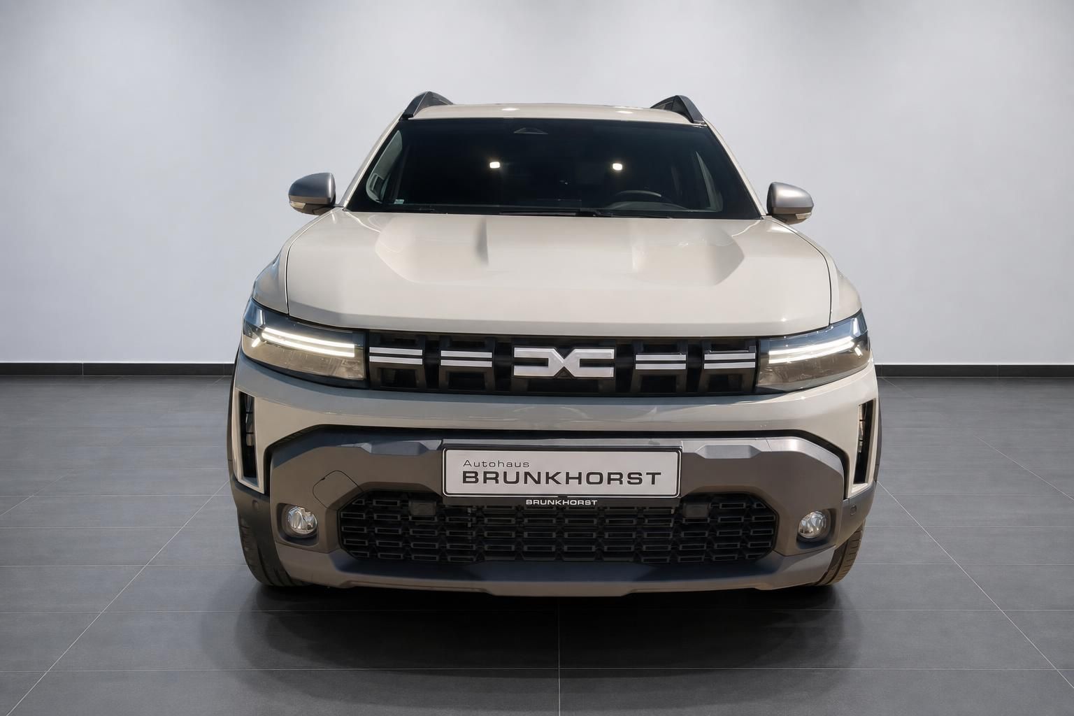 Dacia Duster Hybrid beige Frontansicht gerade im Autohaus Brunkhorst