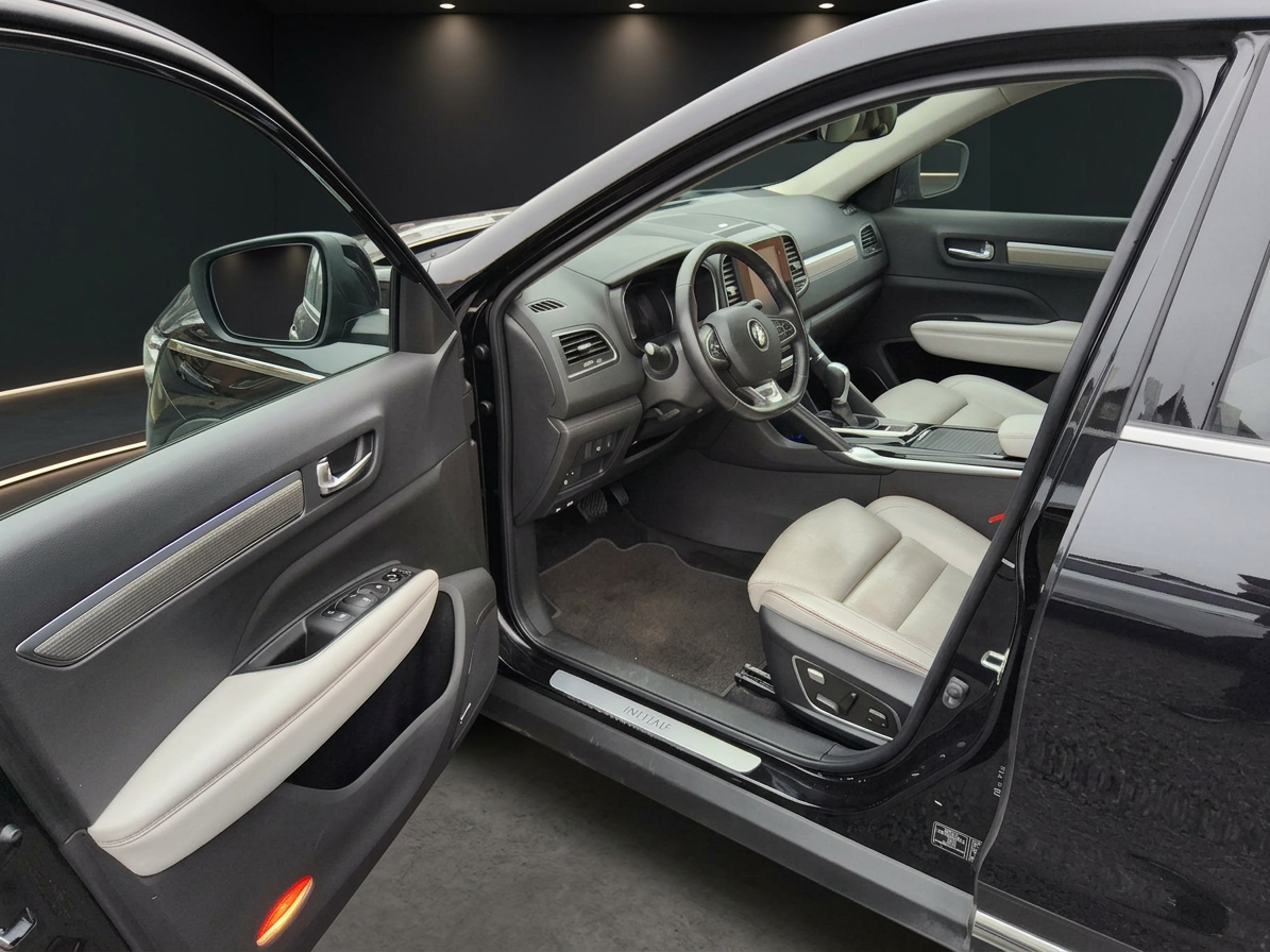 Renault Koleos Initiale schwarz Innenraum Fahrerseite mit hellen Ledersitzen im Autohaus