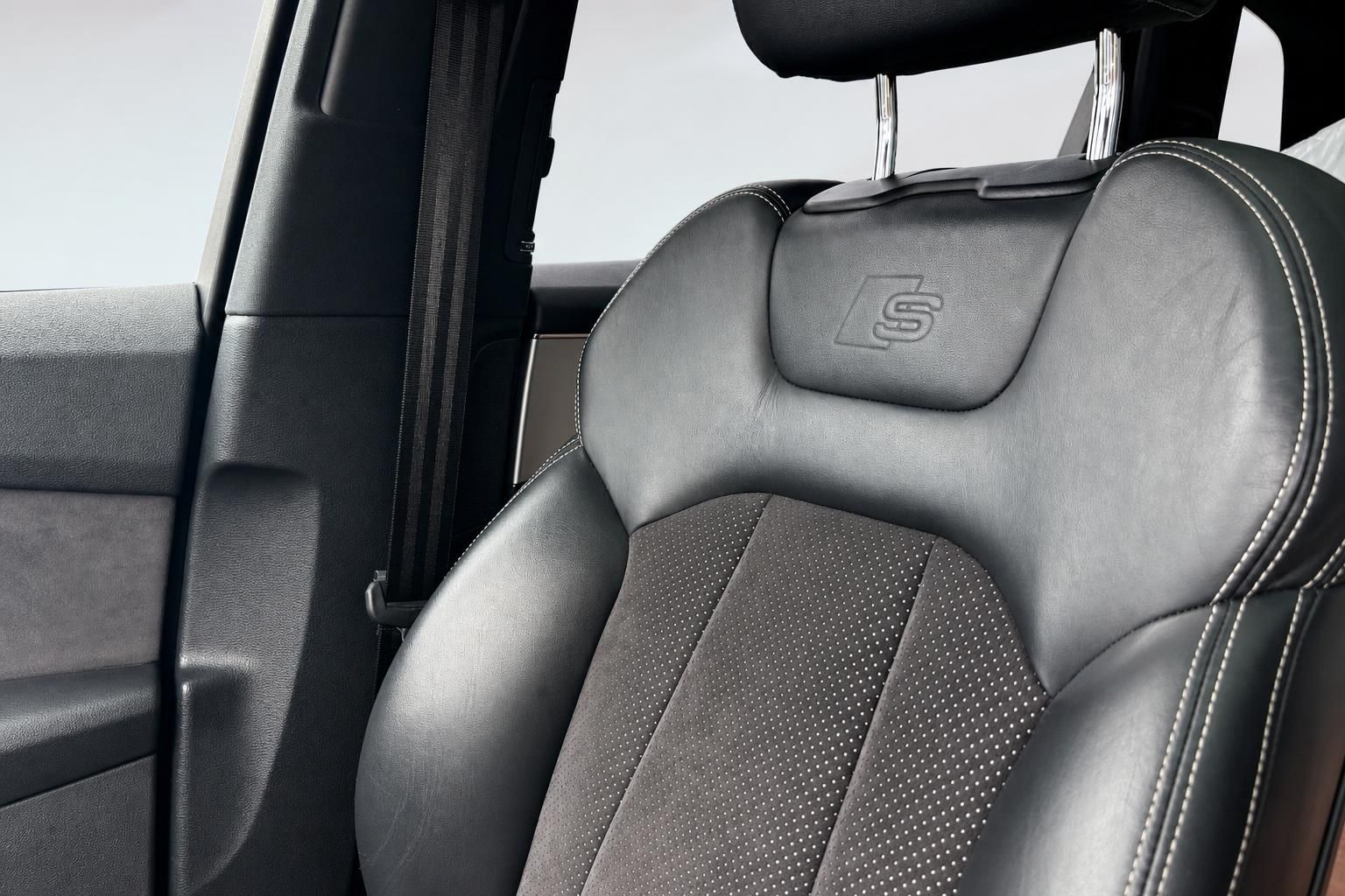Audi Q7 S-Line Sitz Detailansicht mit Leder-Alcantara-Kombination und S-Emblem