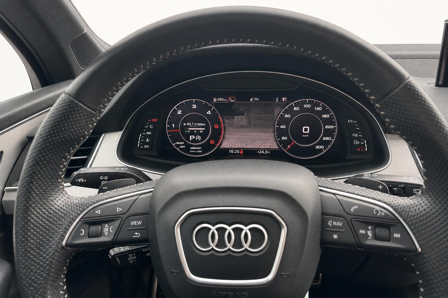 Audi Q7 Lenkrad mit Virtual Cockpit und digitalen Rundinstrumenten Detailansicht
