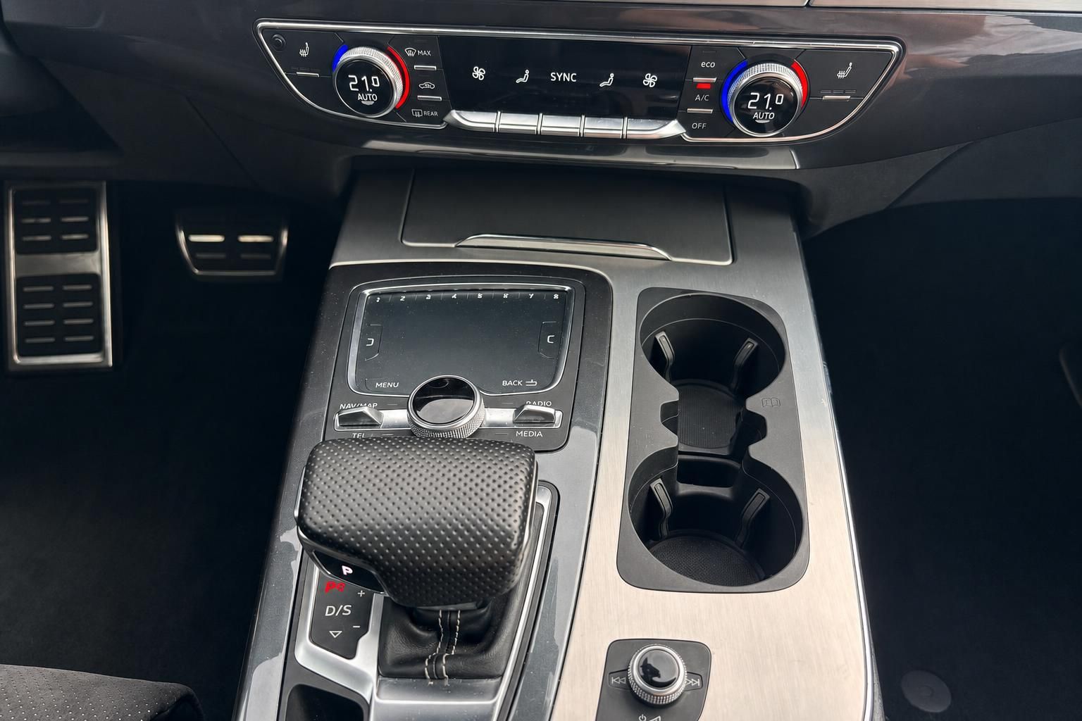 Audi Q7 Mittelkonsole mit Automatikgetriebe, MMI-Bedienung und Klimaanlage