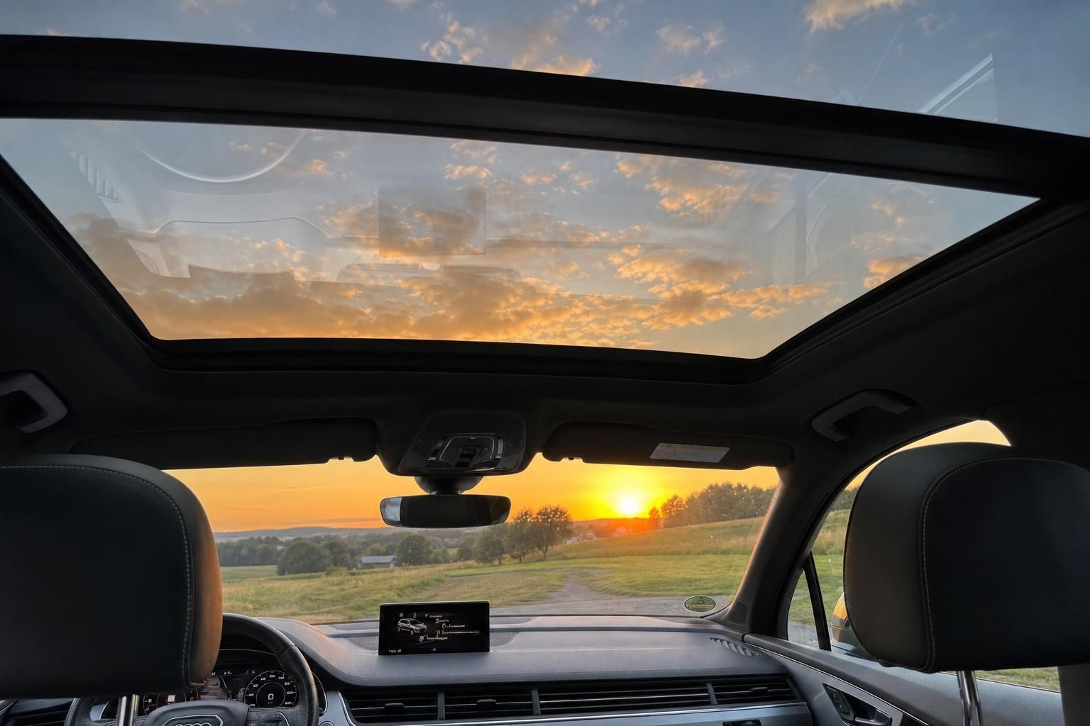 Audi Q7 Panoramadach mit Blick auf Sonnenuntergang und Leder-Innenausstattung