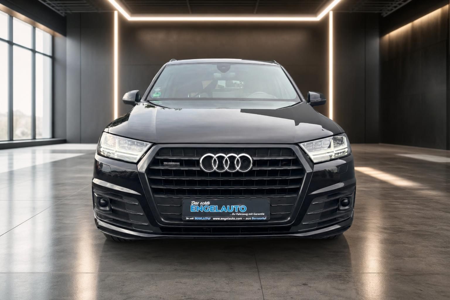 Audi Q7 schwarz Frontansicht mit Singleframe-Grill und LED-Scheinwerfern im Autohaus