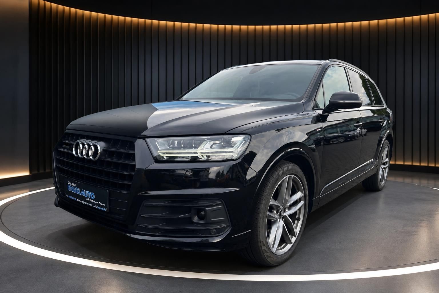 Audi Q7 schwarz Frontansicht schräg mit LED-Scheinwerfern und Alufelgen im Studio