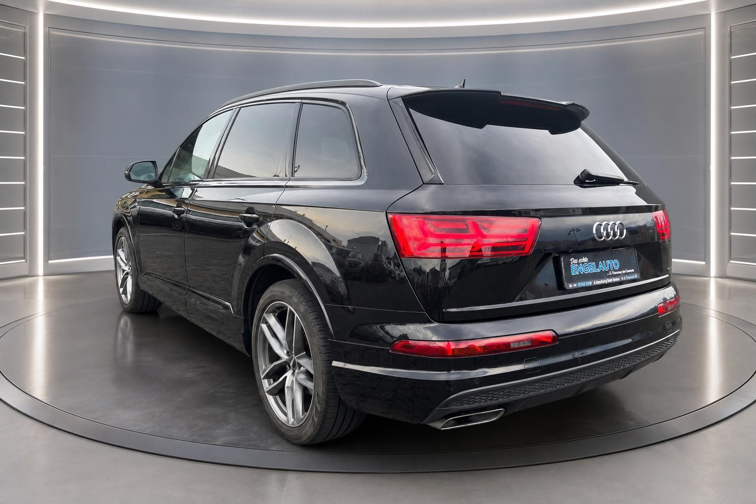 Audi Q7 schwarz Heckansicht mit LED-Rückleuchten und Alufelgen im Fotostudio