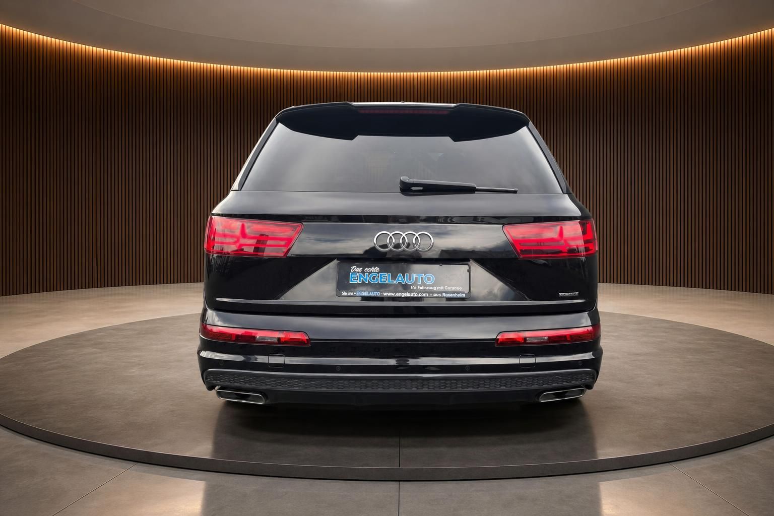 Audi Q7 schwarz Heckansicht mit LED-Rückleuchten und quattro-Schriftzug im Studio