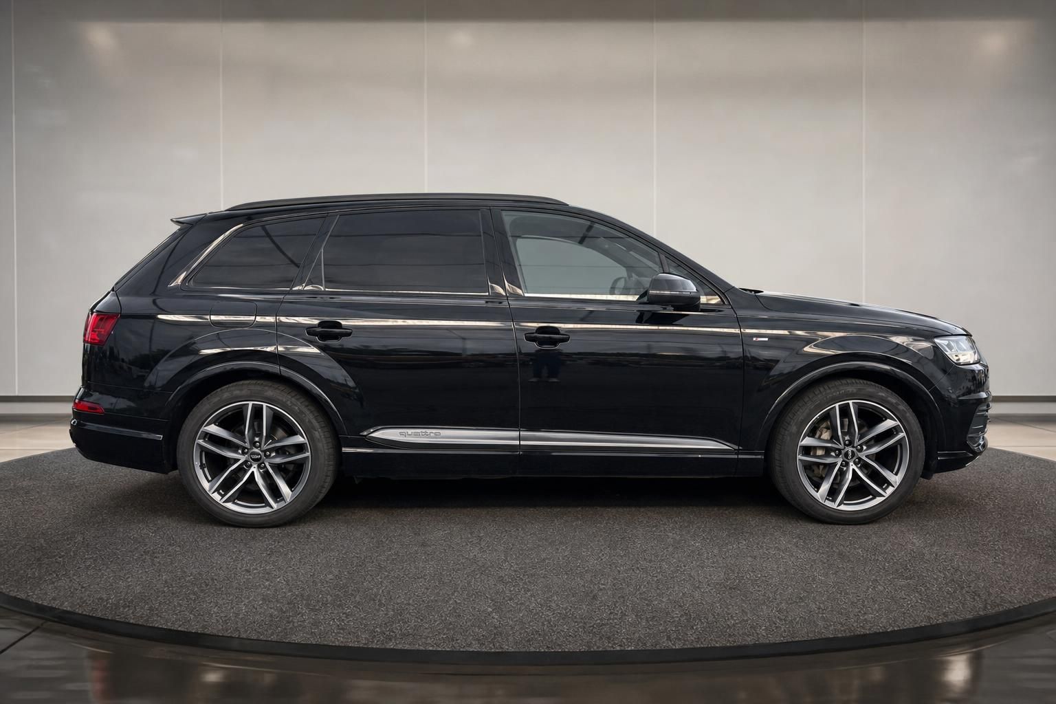 Audi Q7 quattro schwarz Seitenansicht – SUV mit 21-Zoll-Alufelgen im Showroom
