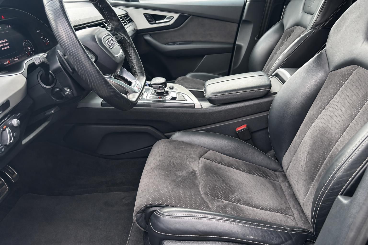 Audi Q7 Innenraum Fahrersitz mit Alcantara-Leder, Lenkrad und Mittelkonsole