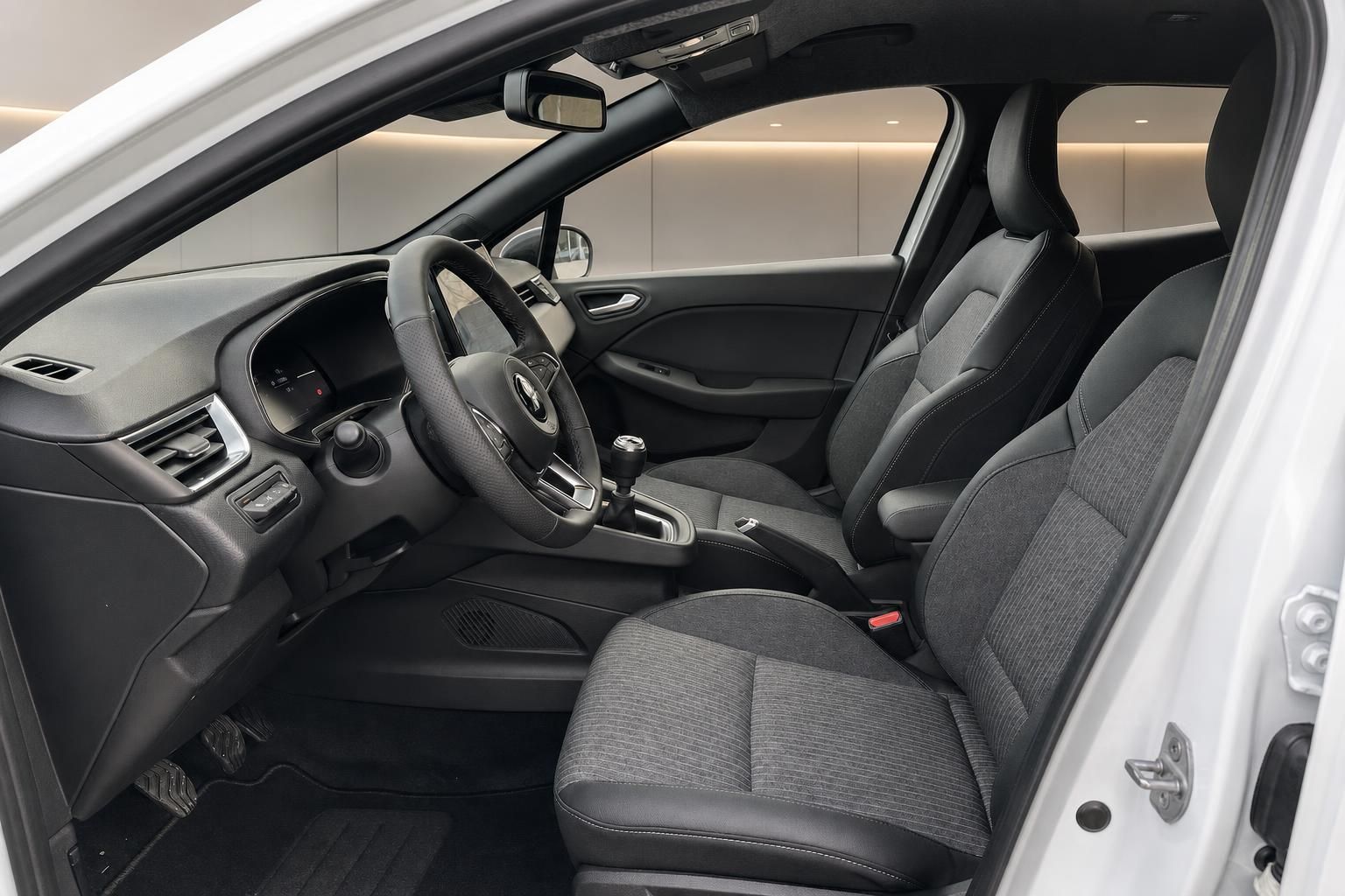 Fahrzeuginnenraum Blick auf Vordersitze Lenkrad und Cockpit
