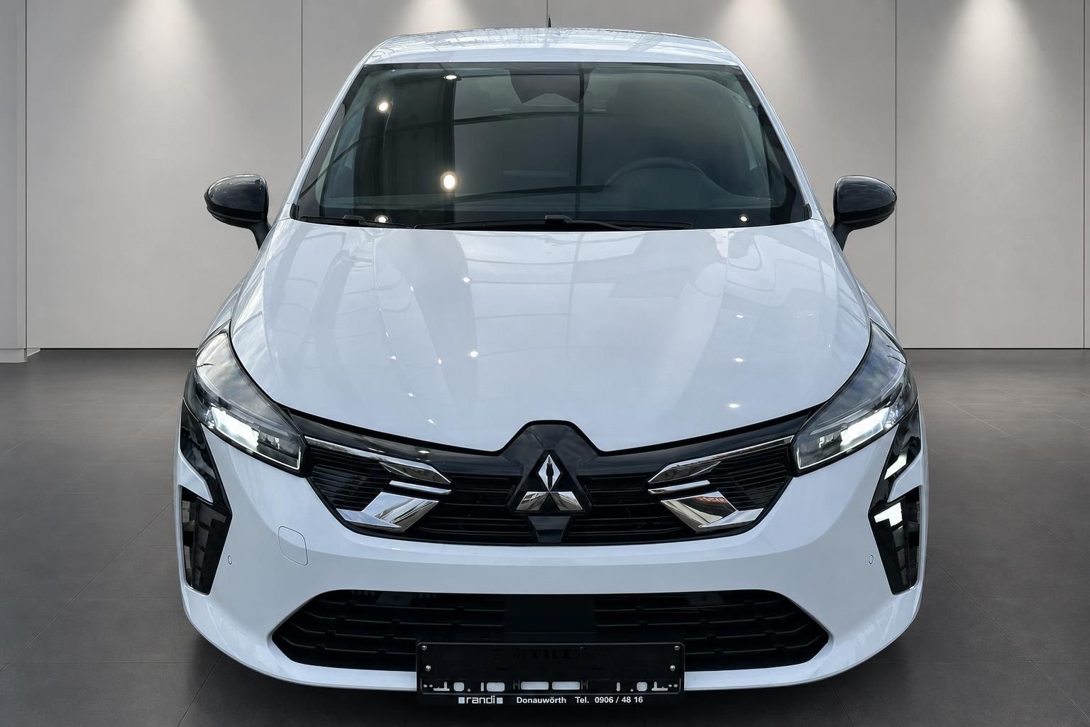 Weißer Renault Clio Frontalansicht mit LED-Scheinwerfern im Showroom