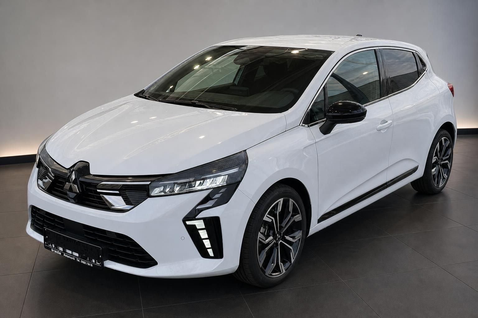 Weißer Renault Clio Frontansicht schräg vorne im Autohaus