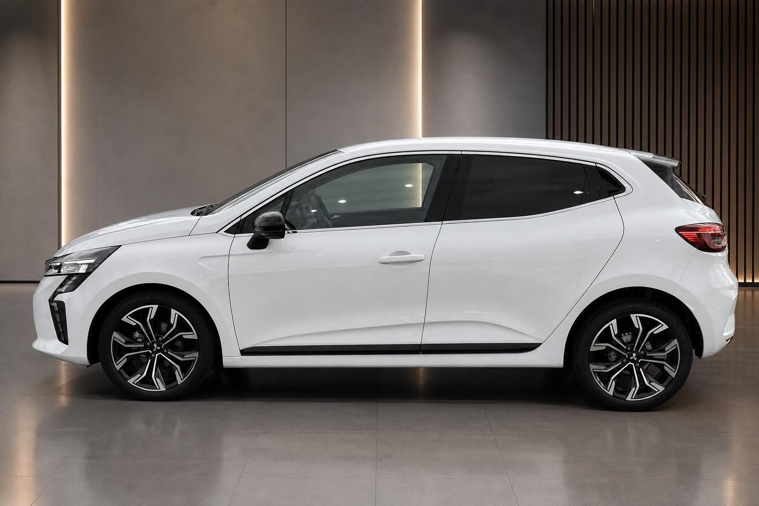 Weißer Renault Clio Seitenansicht mit Alufelgen im Showroom