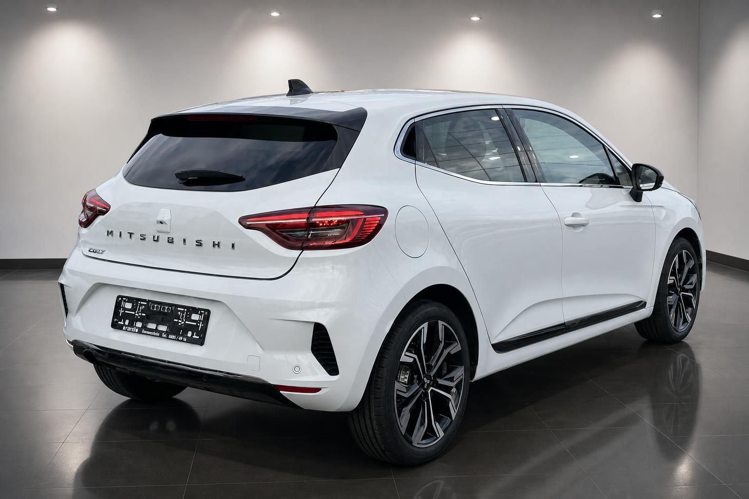 Mitsubishi Colt weiß, Heck- und Seitenansicht im Autohaus