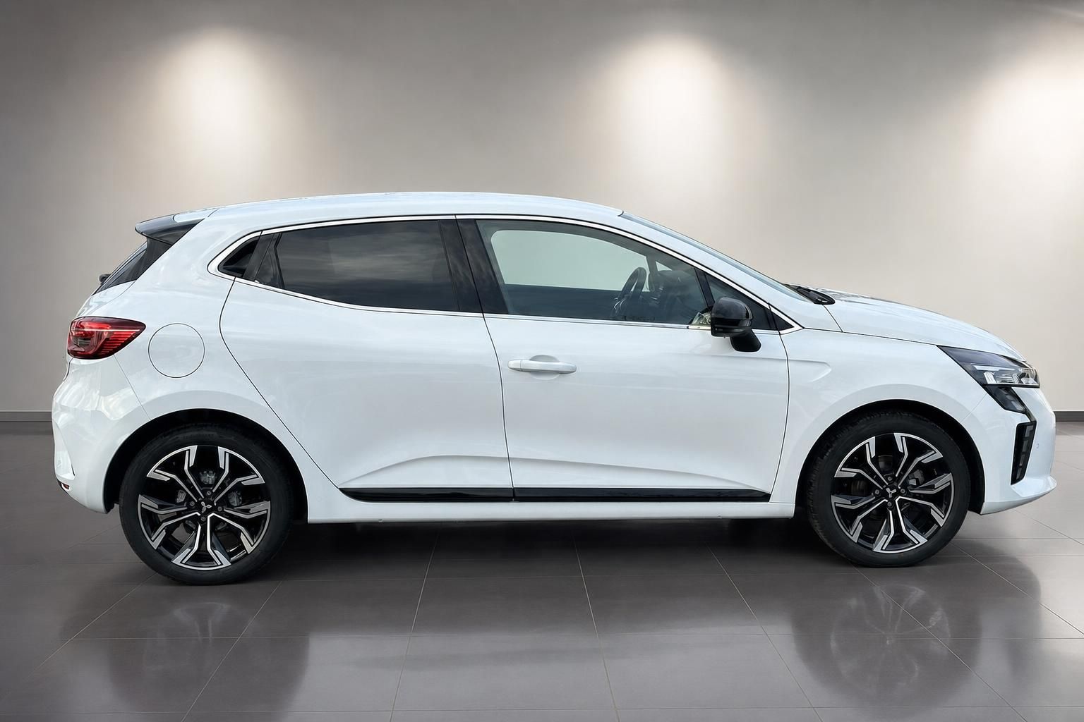 Mitsubishi Colt weiß, Seitenansicht mit Leichtmetallfelgen