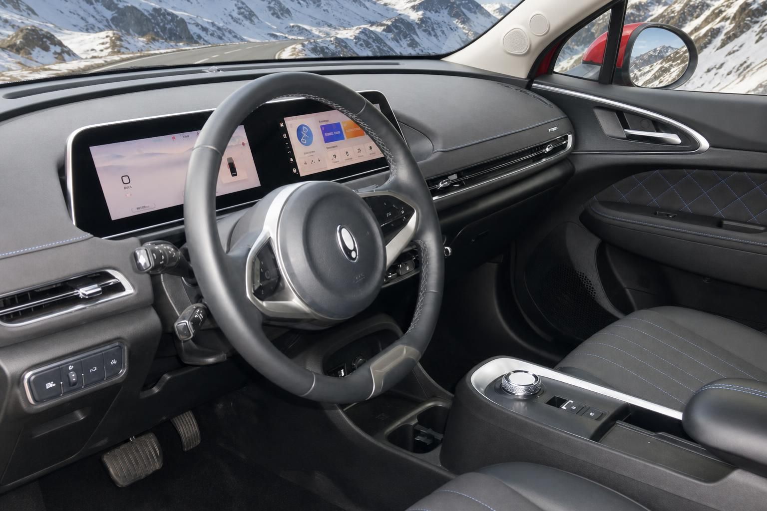 ORA Funky Cat Innenraum mit Lenkrad, digitalem Cockpit und Infotainment-Display in schwarzem Design