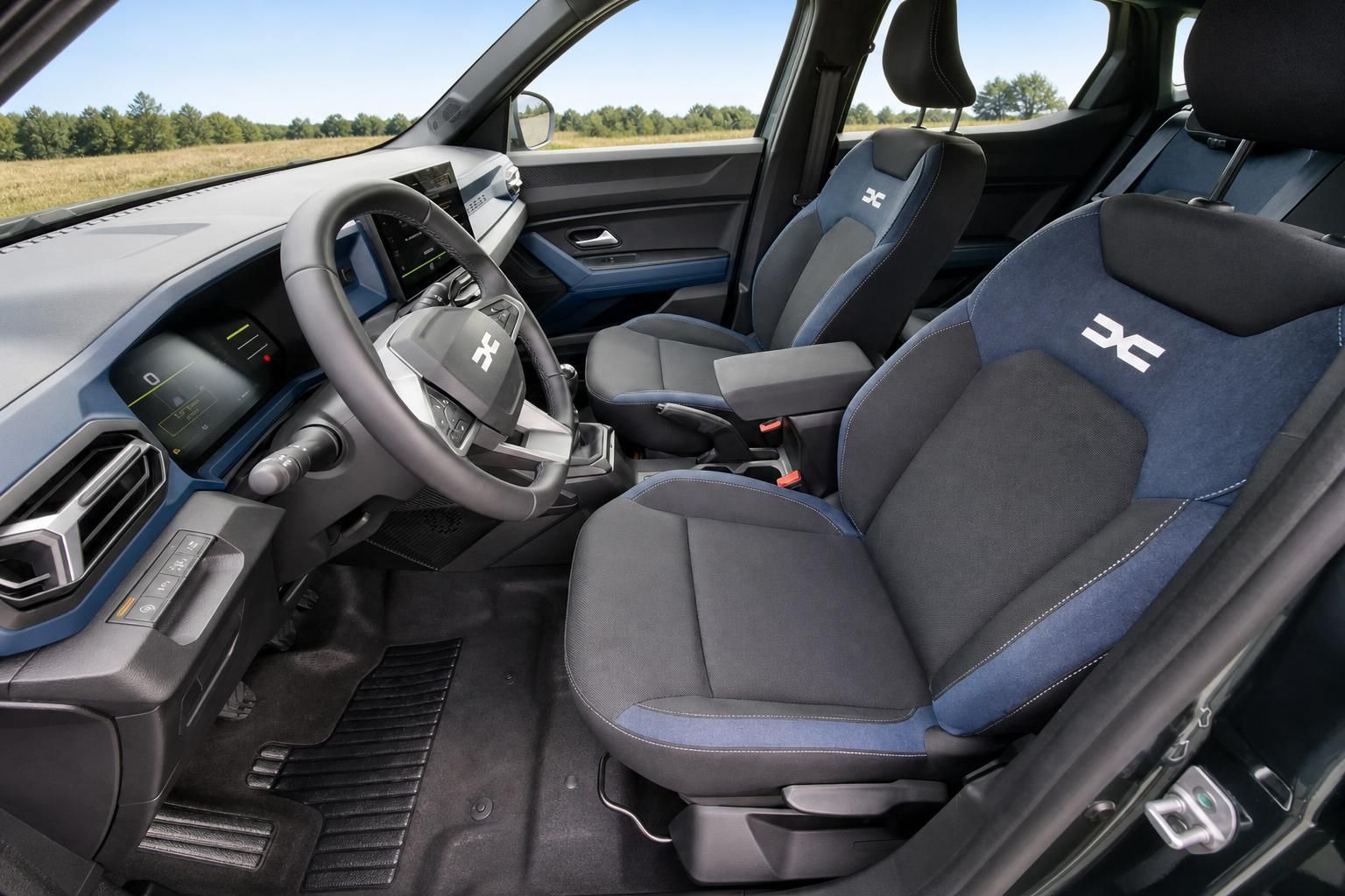 Dacia Duster Innenraum Vordersitze und Cockpit Detail