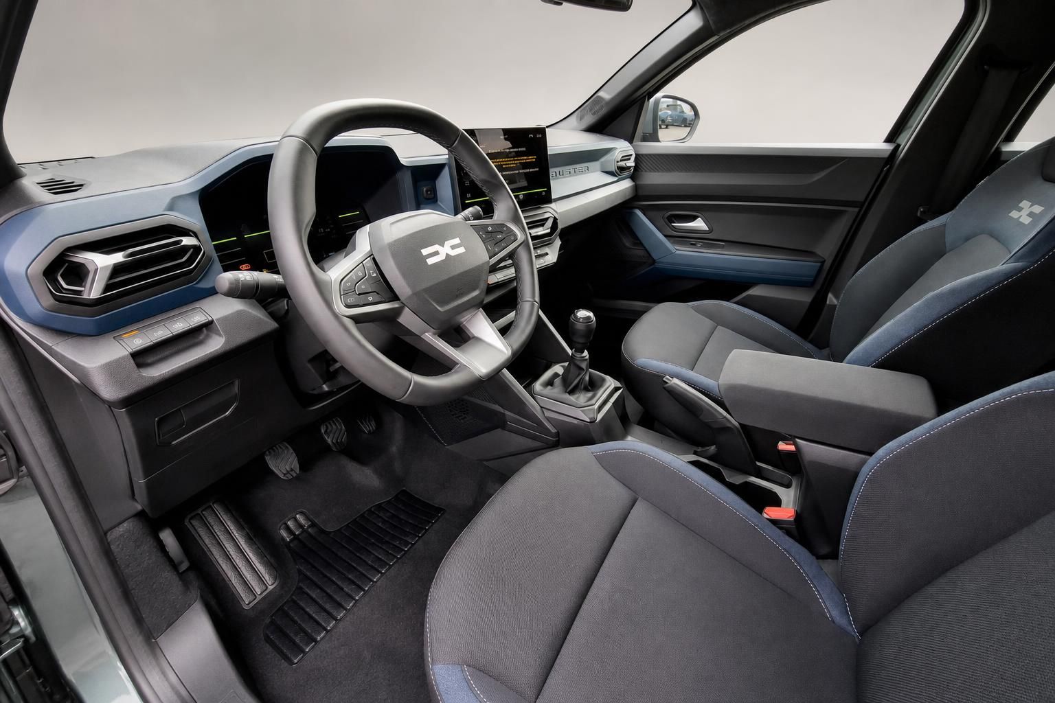 Cockpit mit Lenkrad, Schaltung und Sportsitzen im Innenraum