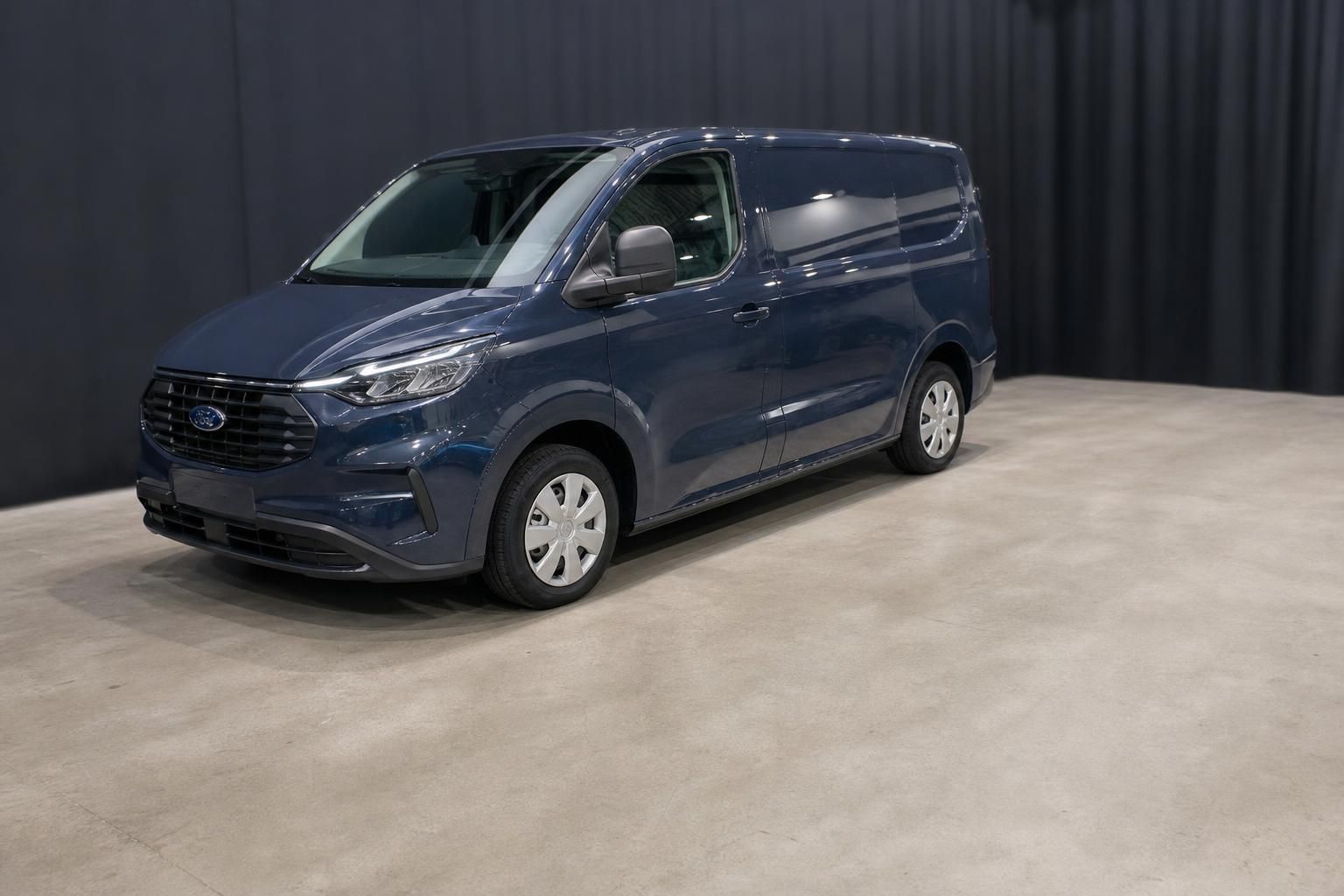 Ford Transit Custom Kastenwagen in Blau, Seitenansicht im Studio