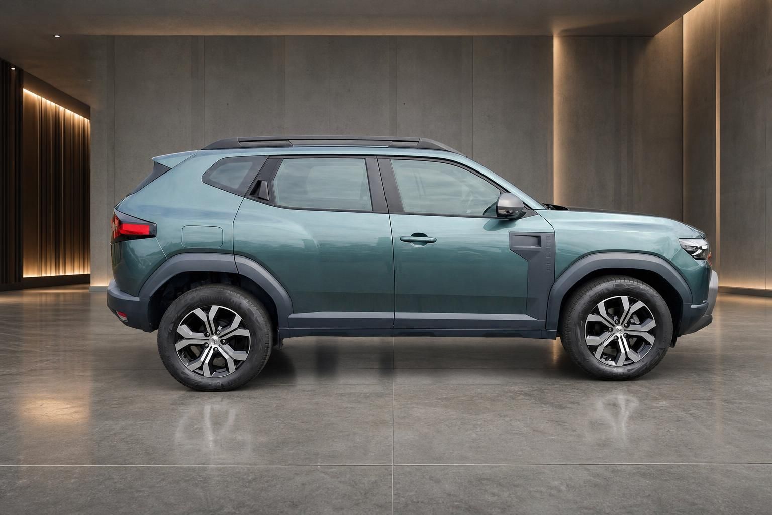 Dacia Duster in Grün, Seitenansicht im Showroom
