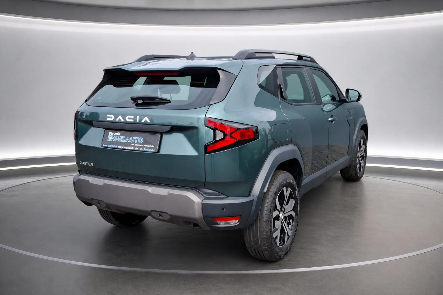 Dacia Duster in Grün, Heckansicht, Studioaufnahme