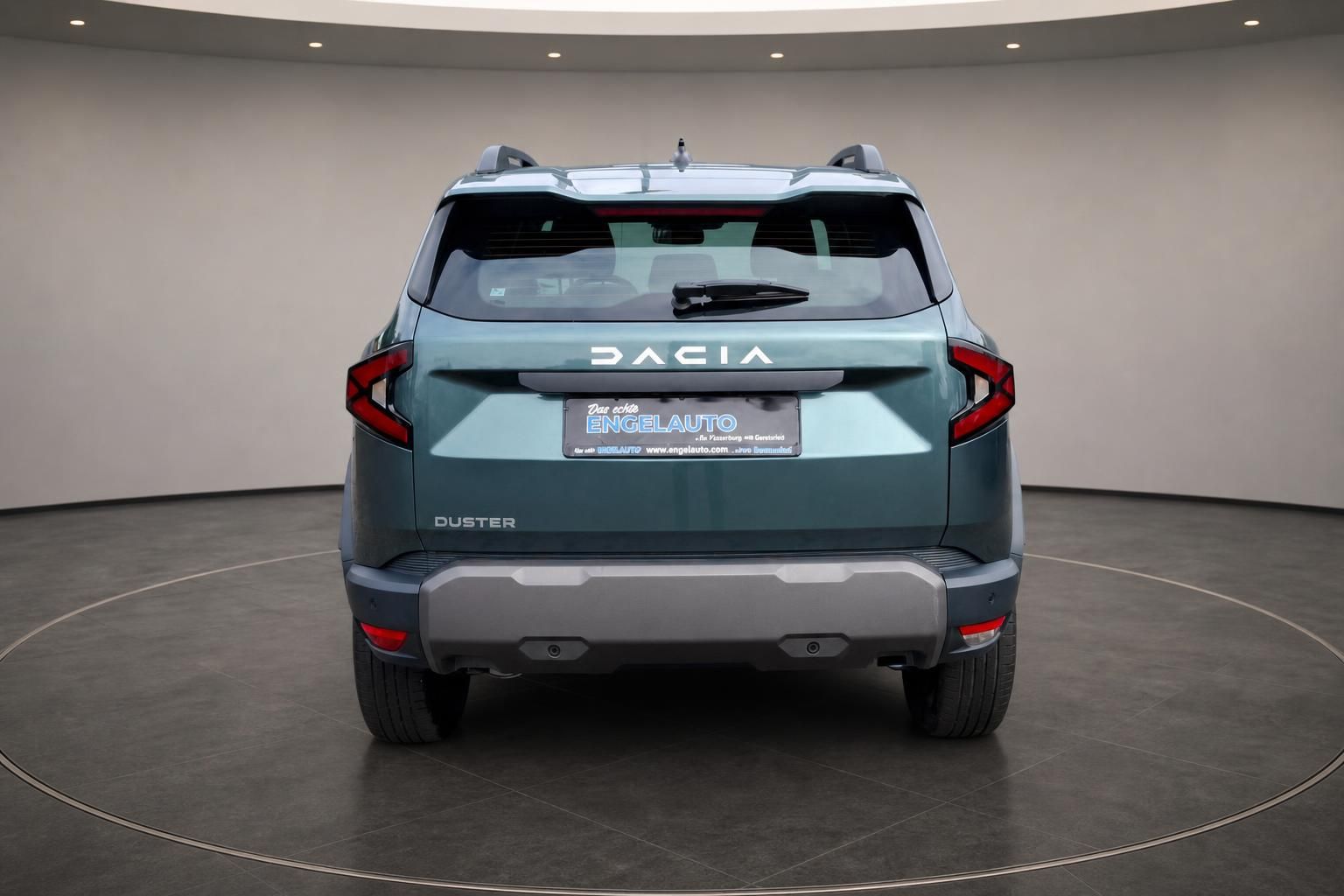 Dacia Duster grün Heckansicht frontal auf Drehbühne