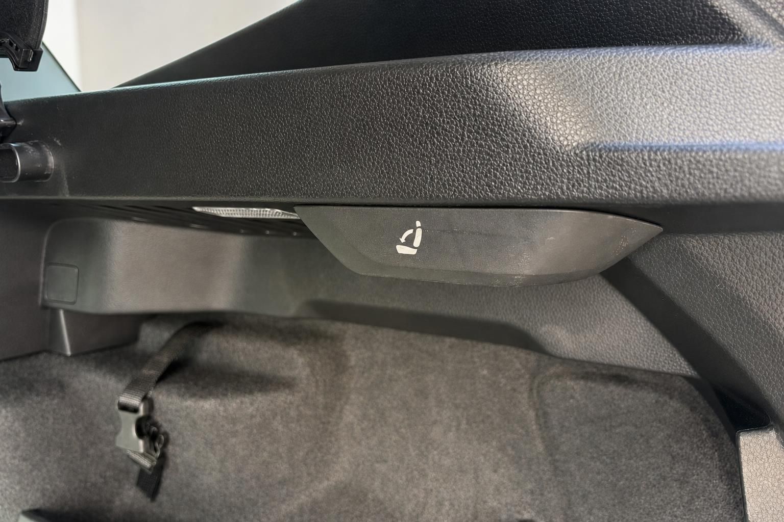 Innenraum Detail Isofix-Kindersitzhalterung im Skoda Karoq