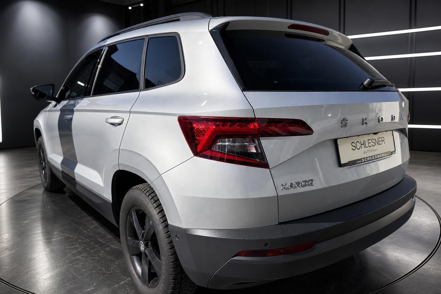 Skoda Karoq in Silber, Heckansicht mit Rücklicht im Autohaus