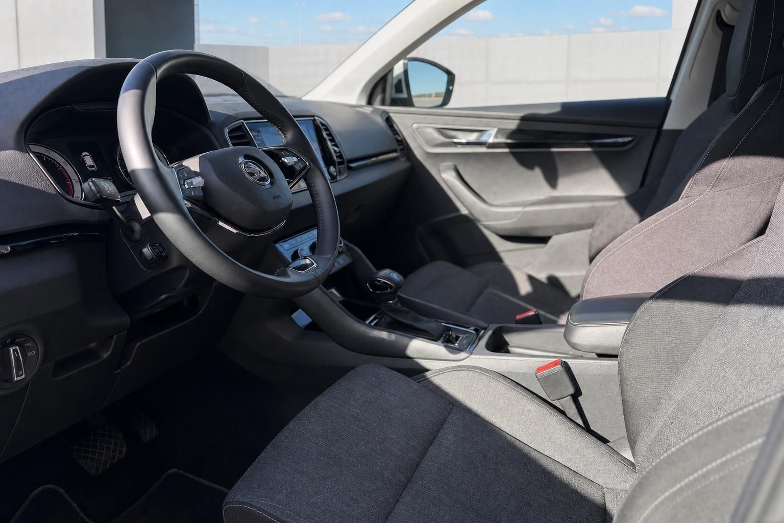 Skoda Innenraum mit Lenkrad, Cockpit und Vordersitzen im Detail