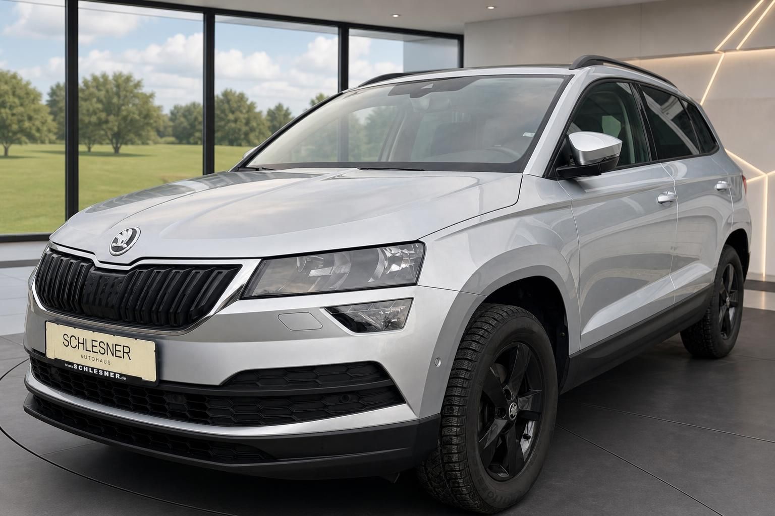 Skoda Karoq silber SUV Frontansicht im Autohaus Showroom