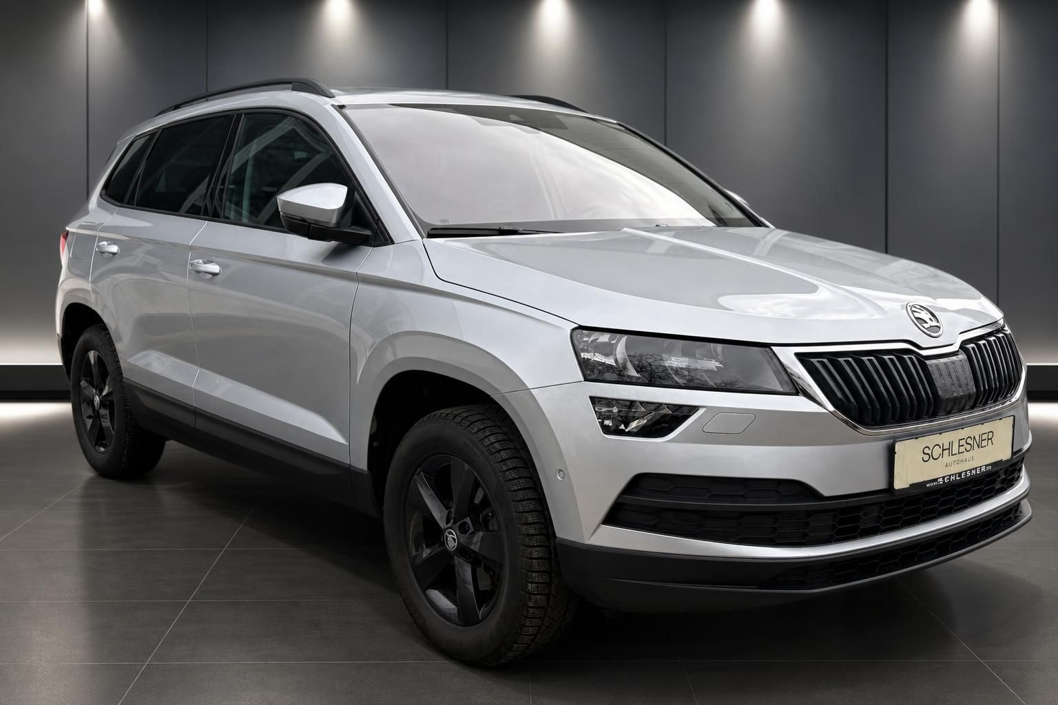 Skoda Karoq silber SUV Seitenansicht schraeg im Showroom