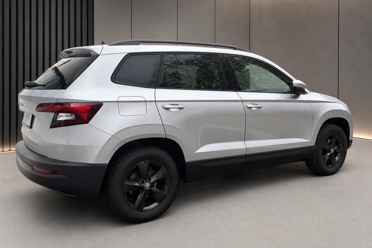 Skoda Karoq weiss SUV Heckansicht seitlich in Studioumgebung