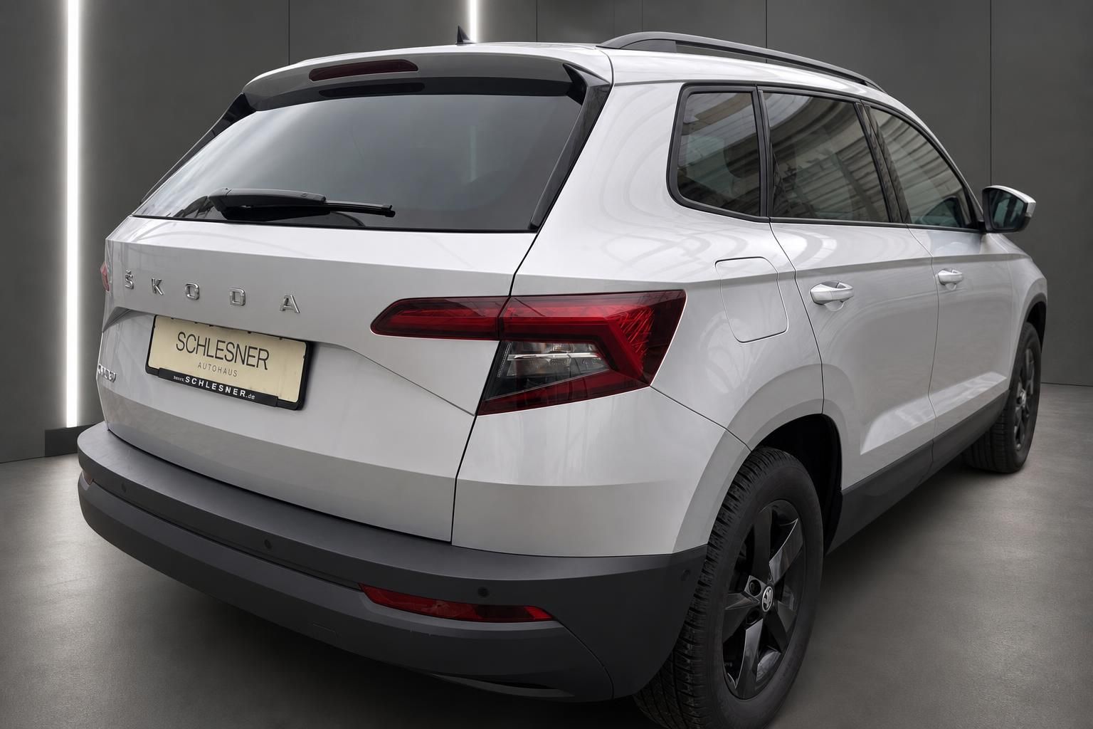 Skoda Karoq weiß Heck- und Seitenansicht im Autohaus Schlesner