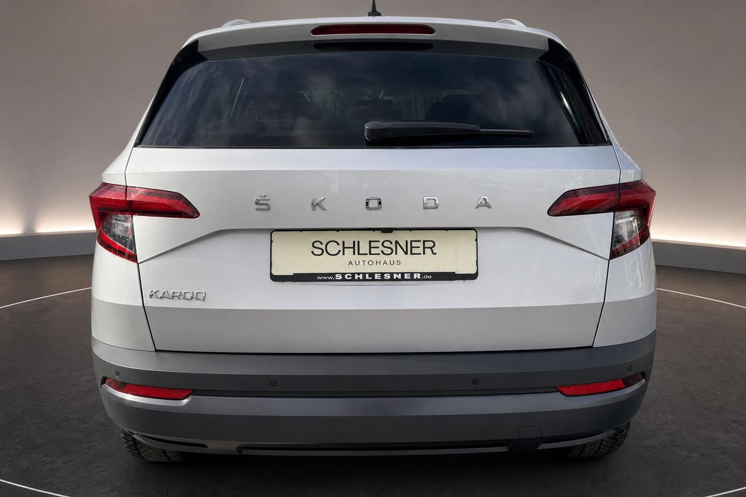 Skoda Karoq weiß Heckansicht mit Rückleuchten und Kennzeichenhalter Schlesner