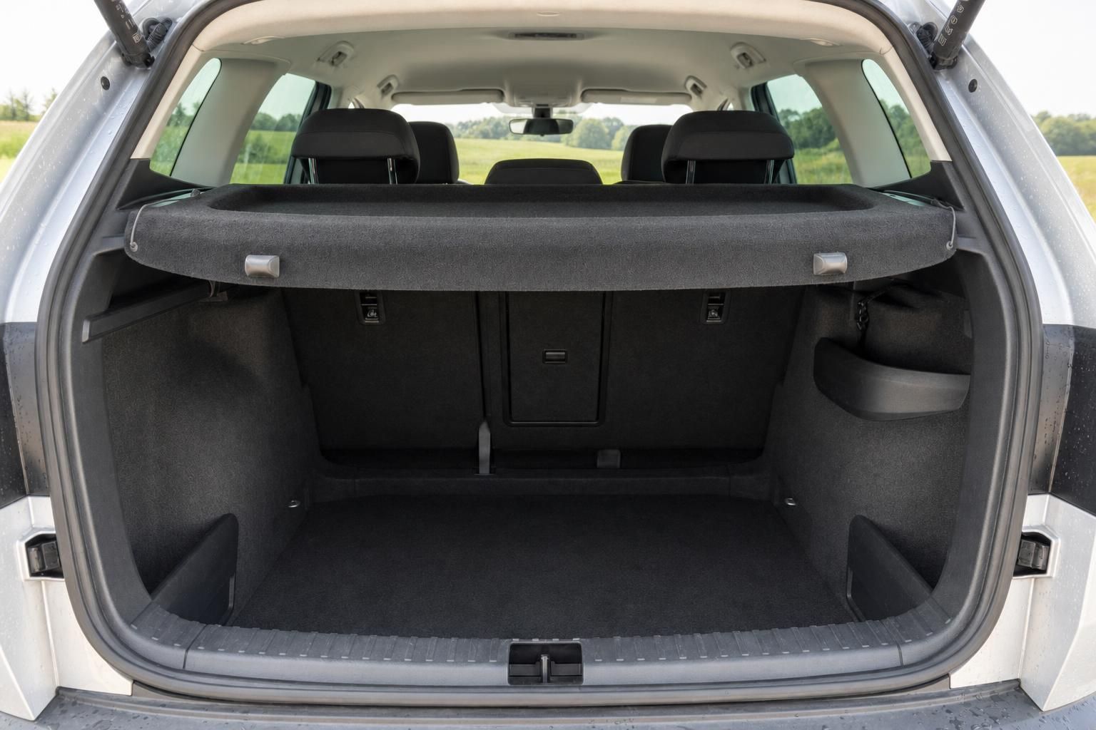 Skoda Kofferraum mit Rollo und Blick auf Rücksitze im Grünen