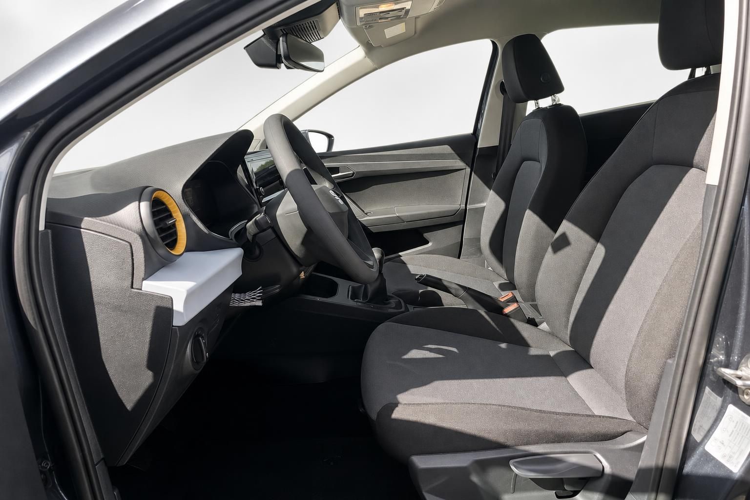 Innenraum SEAT Ibiza mit Stoffsitzen und Cockpit, Fahrerseite