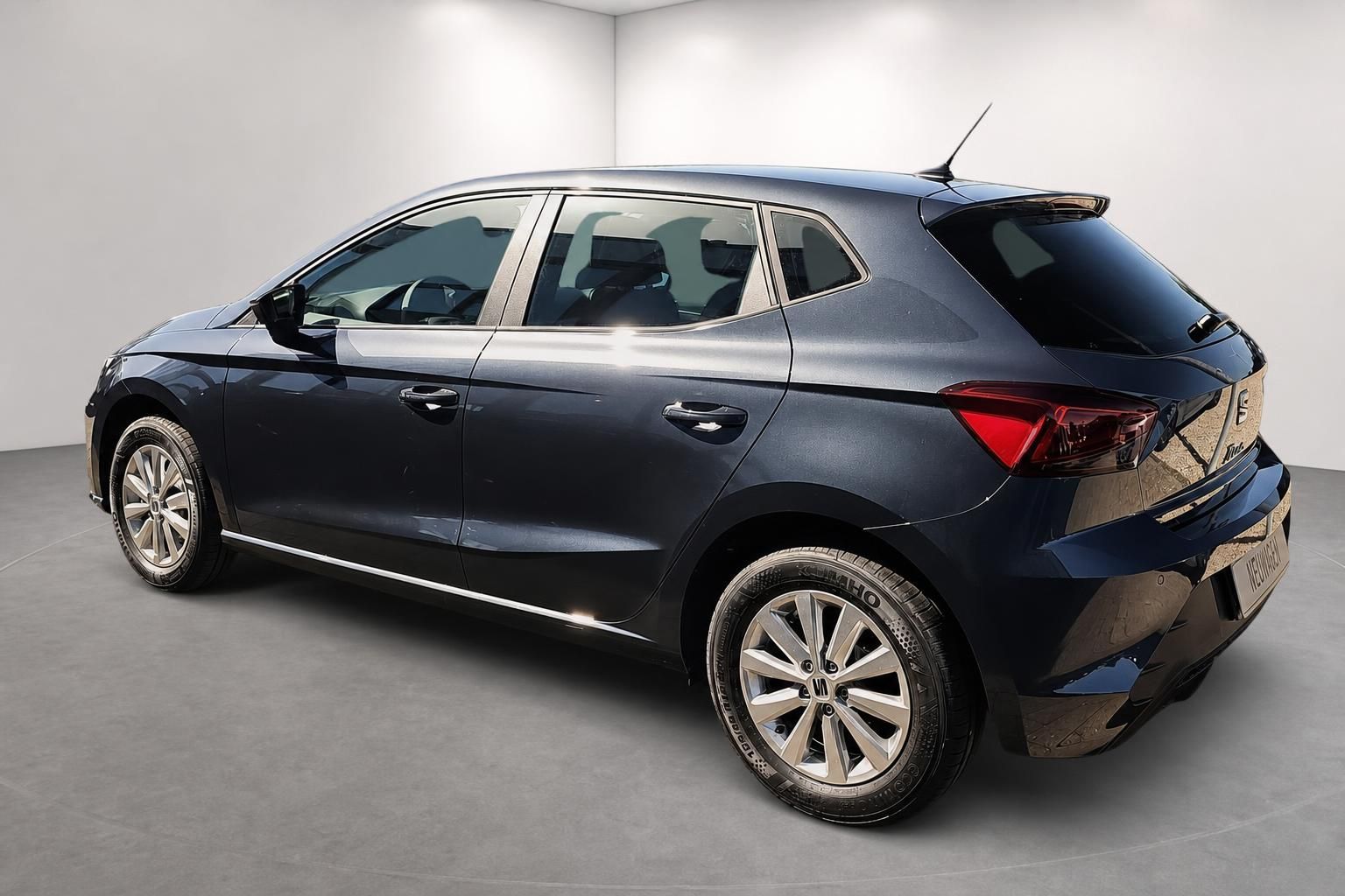 SEAT Ibiza dunkelblau Heckansicht seitlich im Studio