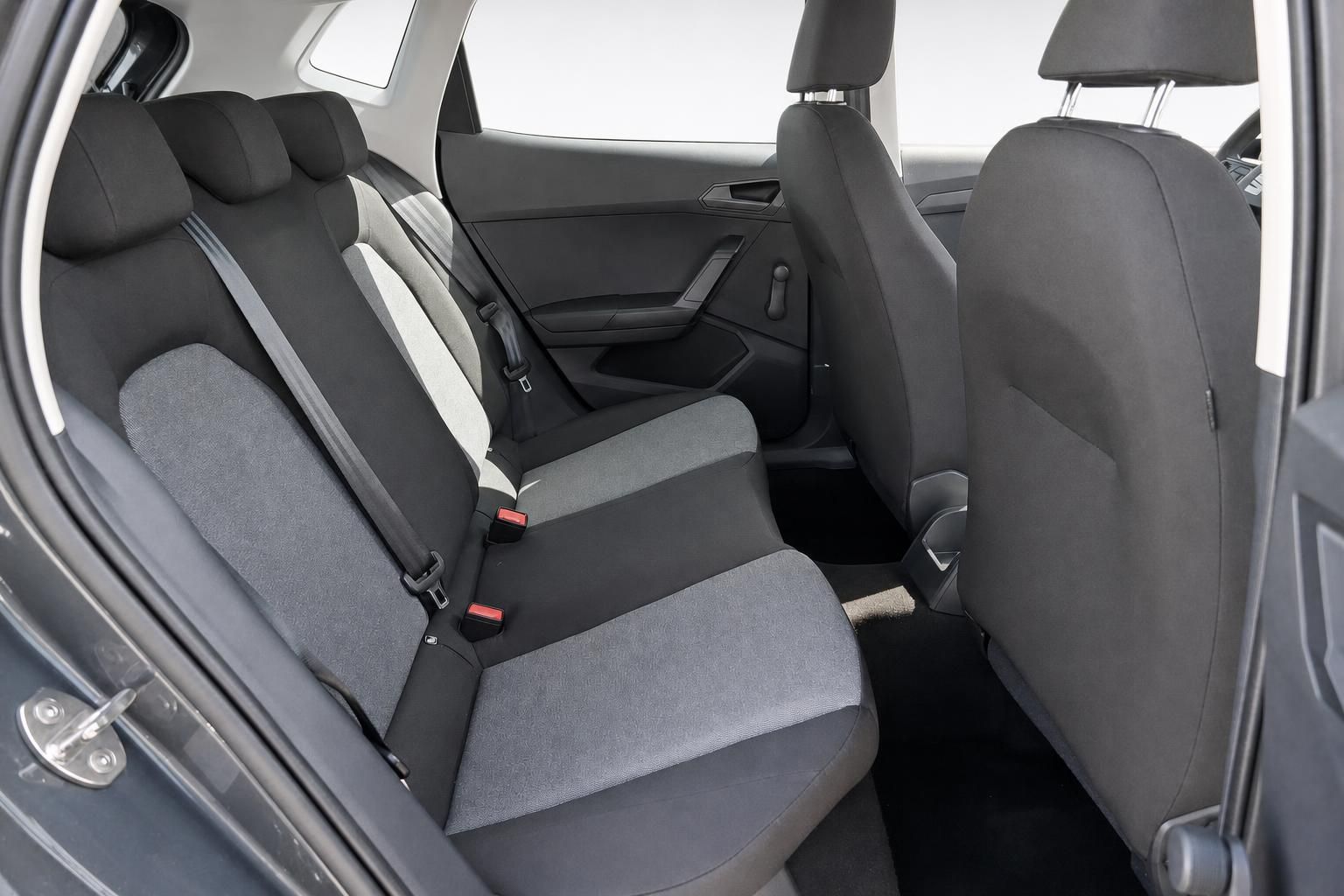 Seat Rücksitzbank mit Kopfstützen und Sicherheitsgurten im Innenraum