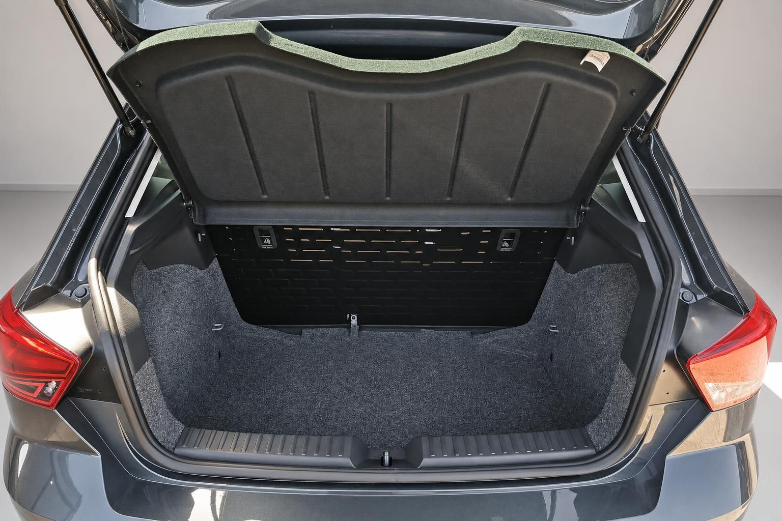 Seat Kofferraum von hinten mit geöffneter Heckklappe und Laderaum
