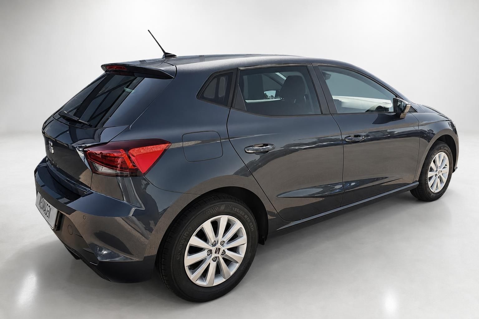 SEAT Ibiza grau Heckansicht seitlich im Studio