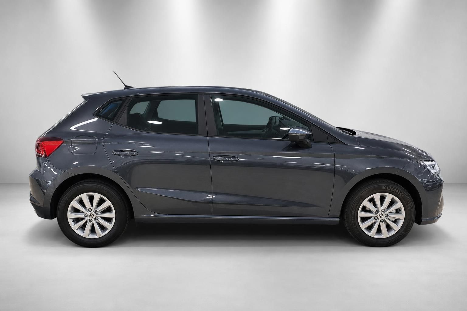 SEAT Ibiza grau Seitenansicht im Fotostudio