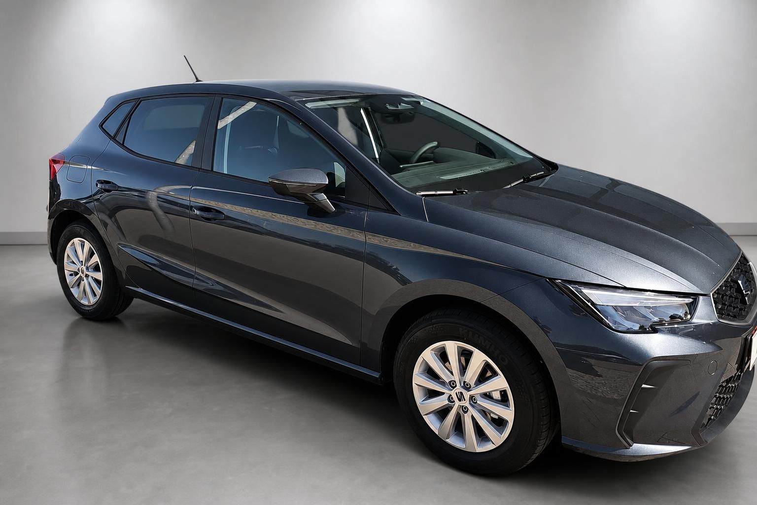 SEAT Ibiza grau Frontansicht seitlich im Studio