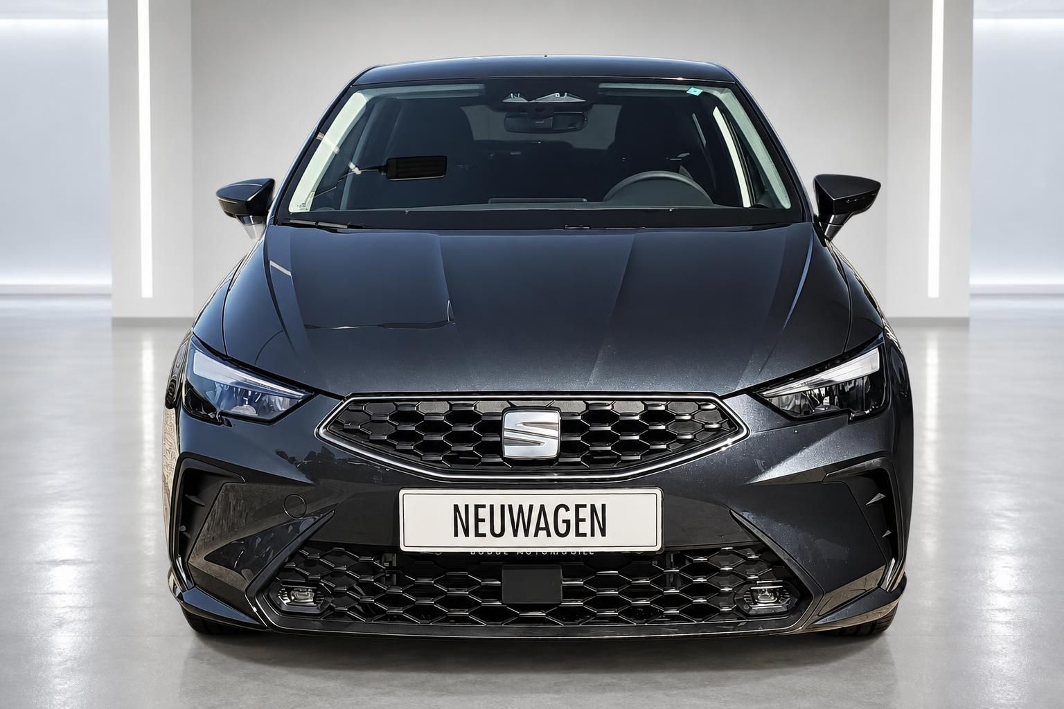 SEAT Ibiza Frontansicht in Dunkelgrau, Neuwagen im Autohaus
