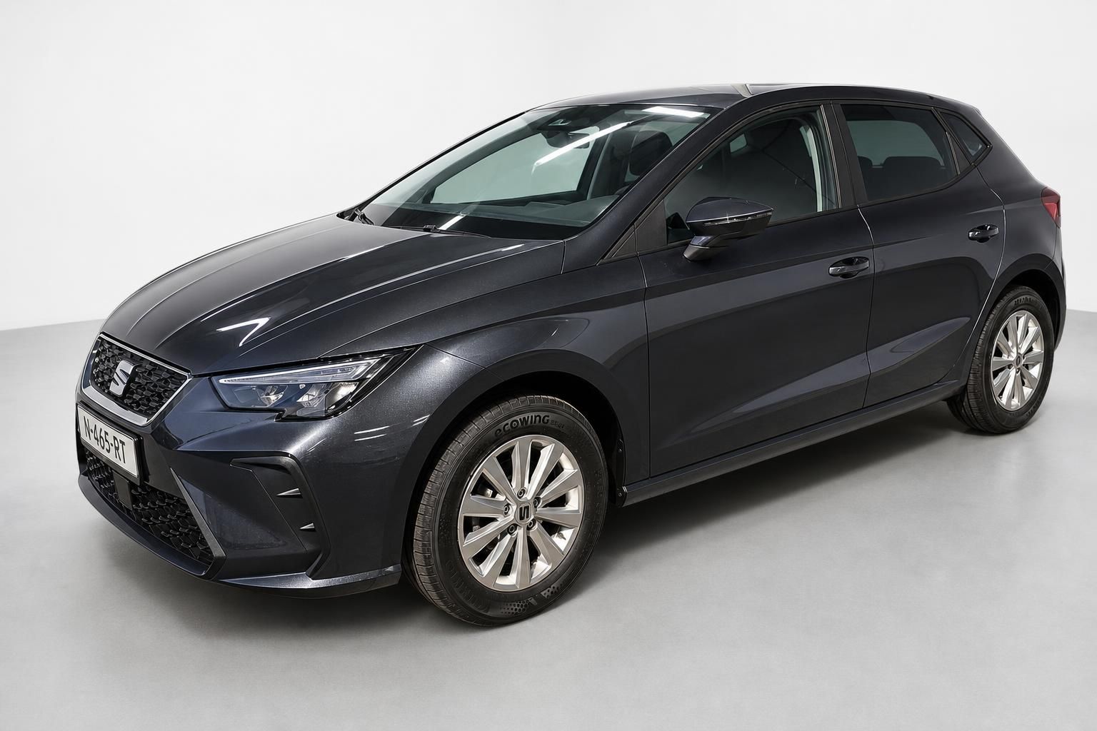 SEAT Ibiza in Dunkelgrau, Seitenansicht schräg vorne, Neuwagen